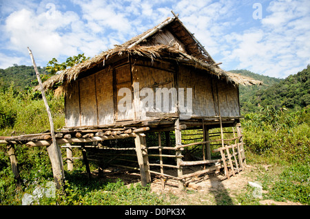 LUANG NAMTHA, Laos - una capanna di riso costruito in gran parte di bamboo a Luang Namtha provincia nel nord del Laos. Foto Stock