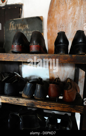 Un vecchio ciabattino del negozio presso il Black Country Living Museum. Foto Stock