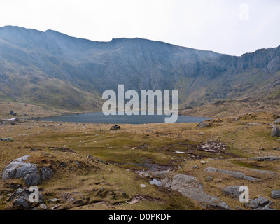 Vista di Cwm Idwal e del diavolo la cucina. Snowdonia nel Galles Foto Stock