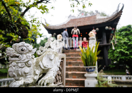 HANOI, Vietnam - la storica Pagoda a un solo pilastro si trova al centro di un piccolo stagno vicino al Museo di ho chi Minh nel quartiere Ba Dinh di Hanoi. È uno dei templi più iconici del Vietnam e risale all'XI secolo. Foto Stock