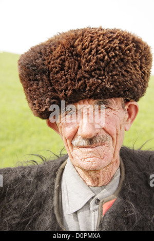 Il vecchio uomo in abiti tradizionali Foto Stock