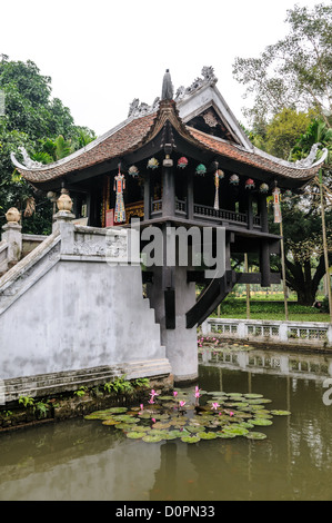 HANOI, Vietnam - la storica, piccola Pagoda su un pilastro si trova nel centro di un piccolo laghetto vicino al Museo Ho Chi Minh nel Ba Dinh district di Hanoi. Si tratta di uno dei più famosi templi in Vietnam e risale al XI secolo. Foto Stock