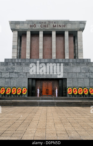 HANOI, Vietnam - Parte anteriore della parte esterna del Mausoleo di Ho Chi Minh con cortile pavimentato. Un memoriale di grandi dimensioni nel centro di Hanoi circondato da Ba Dinh Square, il Mausoleo di Ho Chi Minh ospita il corpo imbalsamato dell ex leader vietnamita e presidente fondatore Ho Chi Minh. Foto Stock