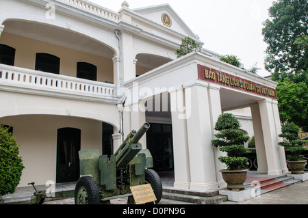 HANOI, Vietnam: L'ingresso principale dell'edificio originale del Museo di storia militare del Vietnam. Il museo fu aperto il 17 luglio 1956, due anni dopo la vittoria sui francesi a Dien Bien Phu. È anche conosciuto come Museo dell'Esercito (i vietnamiti avevano poco in termini di forze navali o aeree all'epoca) ed è situato nel centro di Hanoi nel distretto di Ba Dinh vicino al monumento Lenin nel parco Lenin e non lontano dal Mausoleo di ho chi Minh. Foto Stock