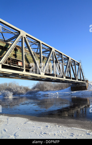 Ponte ferroviario attraverso il piccolo fiume Foto Stock