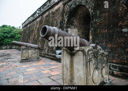 HANOI, Vietnam: I cannoni storici sono esposti alla base della Torre della bandiera di Hanoi presso il Museo di storia militare del Vietnam. Questi pezzi di artiglieria fanno parte della vasta collezione del museo di attrezzature militari storiche. La posizione dei cannoni intorno alla torre del XIX secolo crea una sorprendente dimostrazione del patrimonio militare del Vietnam. Foto Stock