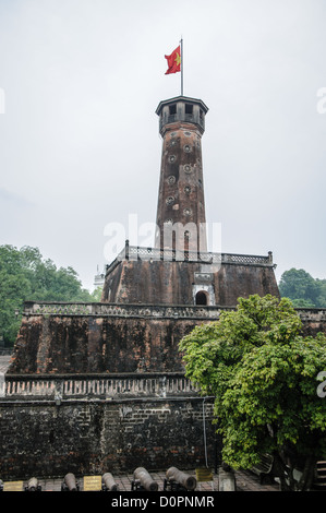 HANOI, Vietnam: La storica Torre della bandiera di Hanoi, costruita tra il 1805 e il 1812, si erge a 33,5 metri di altezza presso il Museo di storia militare del Vietnam. La torre presenta una scala a chiocciola di 54 gradini che conduce ad una sala di osservazione e ha sventolato la bandiera nazionale vietnamita ininterrottamente dal 10 ottobre 1954. Questa reliquia storica e culturale nazionale è sia un simbolo dell'indipendenza vietnamita sia un punto di riferimento centrale del complesso museale militare. Foto Stock