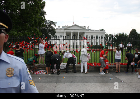 Aids attivisti protesta verde aziendale e internazionale la politica di HIV. Foto Stock