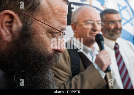 Gerusalemme, Israele. Il 29 novembre 2012. A destra dell' attivista Baruch Marzel (in primo piano a sinistra) contempla l'indirizzo da MK Aryeh Eldad (C), dell'Otzma Leyisrael partito, nella parte anteriore della sede delle Nazioni Unite a Gerusalemme. Gerusalemme, Israele. 29-Nov-2012. MKs Michael Ben-Ari e Aryeh Eldad, di estrema destra Otzma Leyisrael partito, attivisti di piombo in una bandiera palestinese tentativo di masterizzazione al palazzo delle Nazioni Unite a Gerusalemme la dimostrazione contro la costituzione dello Stato palestinese offerta all' Assemblea generale delle Nazioni Unite a New York. Foto Stock