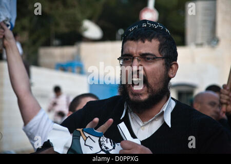 Gerusalemme, Israele. Il 29 novembre 2012. Un diritto-wing protester è esasperato dagli interventi della polizia per prevenire la bandiera palestinese di masterizzazione. Gerusalemme, Israele. 29-Nov-2012. MKs Michael Ben-Ari e Aryeh Eldad, di estrema destra Otzma Leyisrael partito, attivisti di piombo in una bandiera palestinese tentativo di masterizzazione al palazzo delle Nazioni Unite a Gerusalemme la dimostrazione contro la costituzione dello Stato palestinese offerta all' Assemblea generale delle Nazioni Unite a New York. Foto Stock