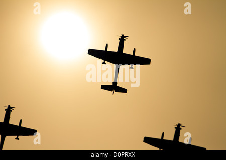 Propellor fighter aereo sagome e sun Foto Stock