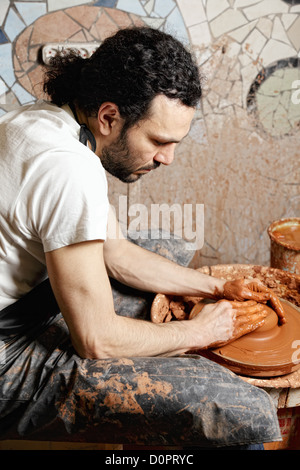 Potter alla veduta laterale di lavoro Foto Stock