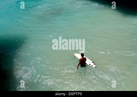 Surfers nell'Oceano Indiano a Suluban sulla spiaggia di Bali, Indonesia Foto Stock