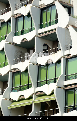 Facciata moderna e balconi di la Grande Pyramide (1974) o Gran Pyramid Apartments di Jean Balladur la Grande-Motte Hérault Francia Foto Stock