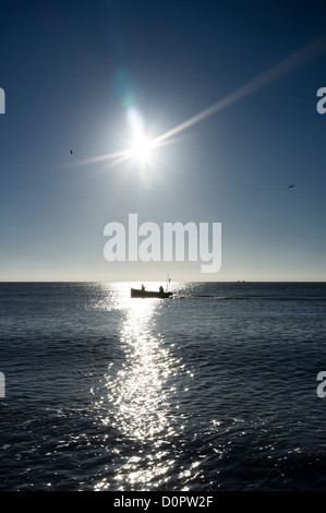 Un piccolo locale barca da pesca torna a casa il 29/11/2012 sul lungomare, Worthing. Foto di Julie Edwards Foto Stock