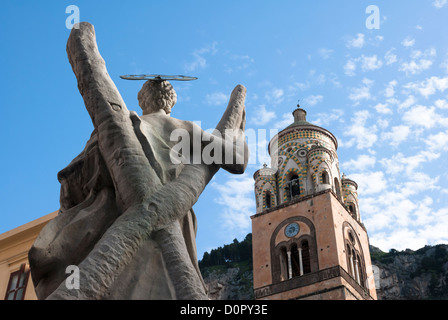 La statua di Sant'Andrea e campanile della cattedrale di Sant'Andrea, Amalfi, Italia, Europa Foto Stock