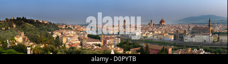 Il fiume Arno e a Firenze dal Piazzale Michelangelo, Firenze, Toscana, Italia Foto Stock