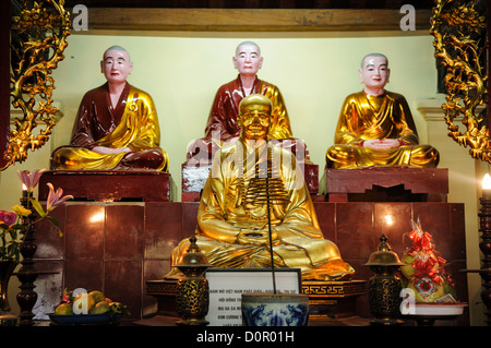 HANOI, Vietnam - statue sull altare principale a Tran Quoc Pagoda su una piccola isola sul Lago Ovest (Ho Tay). Originariamente costruito nel VI secolo sulle rive del Fiume Rosso, un cambiamento di rotta del fiume costretto la Pagoda ad essere riposizionato nel 1615 per il Pesce Dorato (Kim Ngu) isolotto sul lago. Foto Stock