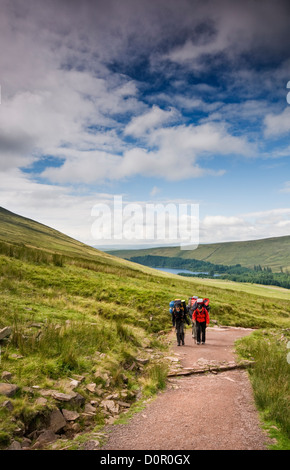 Gli escursionisti lungo il percorso per il vertice di Pen-y-Ventola nel Parco Nazionale di Brecon Beacons in Galles Foto Stock