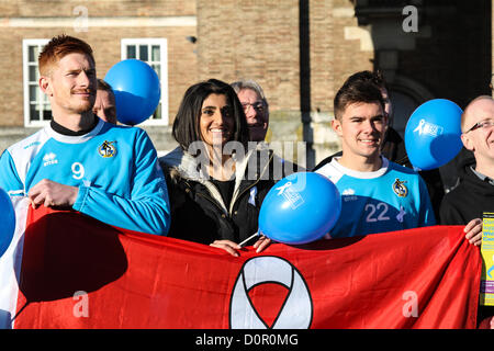 Bristol, Regno Unito. Il 29 novembre 2012. I rappresentanti di Bristol Rovers, Ross Staley e Matt Harrold, unitevi con locale di uomini e donne che si impegnano a combattere tutte le forme di violenza contro le donne sostenendo la campagna del nastro bianco. Credito: Rob Hawkins / Alamy Live News Foto Stock