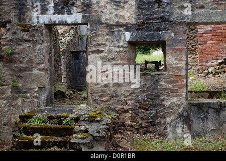 Le rovine delle atrocità naziste del decimo giugno 1944 a Oradour sur Glane, Limosino, Francia Foto Stock