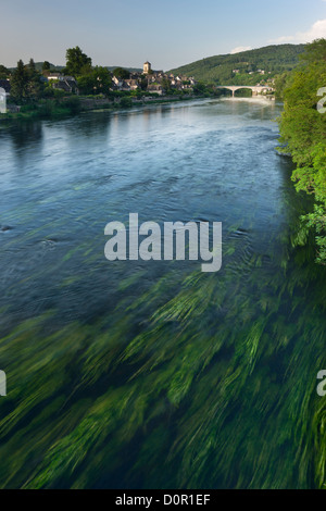 Il fiume Dordogne a Argentat, Corrèze, Limousin, Francia Foto Stock