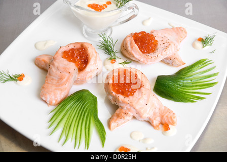 Arrosto di filetto di salmone con caviale rosso Foto Stock