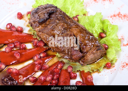 Bistecca di manzo con melagrana Foto Stock