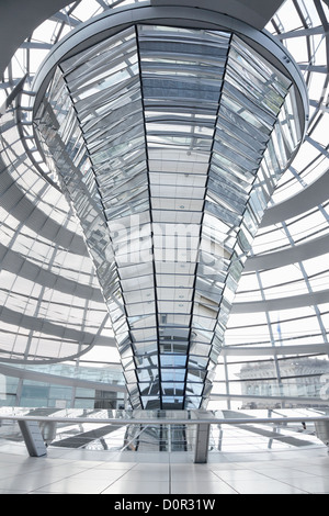 Cupola del Reichstag di Berlino moderna architettura del palazzo del governo Foto Stock