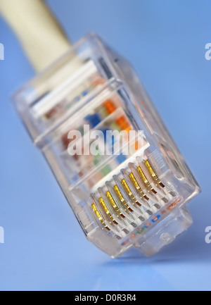 Cavo di rete CAT5 su uno sfondo blu Foto Stock