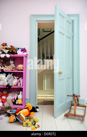 Una porta socchiusa in una sala giochi di childs REGNO UNITO Foto Stock