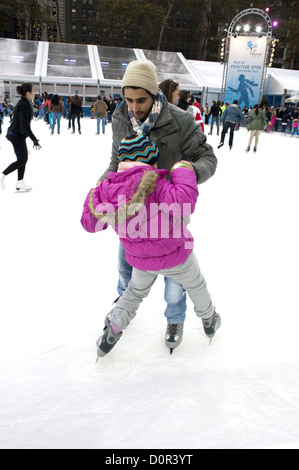 USA: New York, NY. Persone il pattinaggio su ghiaccio al laghetto di Citi a Bryant Park dietro la Biblioteca Pubblica di New York a Manhattan, Novembre 18, 2012. Foto Stock
