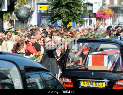 Amici e parenti gettano fiori su un corteo di carri funebri durante una cerimonia di rimpatrio per i soldati britannici uccisi in Afgh Foto Stock