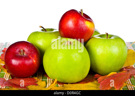 Il rosso e il verde le mele e foglie Foto Stock
