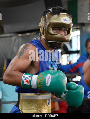 Nov 27,2012. Hollywood CA. Stati Uniti d'America. Fighter del decennio Manny Ã'PacmanÃ" Pacquiao opere outs per la scorsa settimana presso la wild card palestra in Hollywood ca. Manny Pacquiao sarà lotta contro il Messico di Juan Marquez per la quarta volta Sabato 8 Dicembre al MGM Grand Garden Arena di Las Vegas, (credito Immagine: © Gene Blevins/ZUMAPRESS.com) Foto Stock