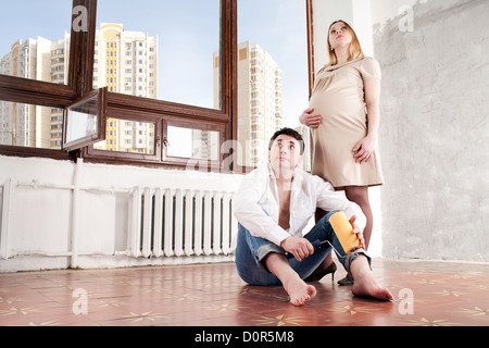 Nuova casa. Il marito e la moglie incinta nella nuova casa. Foto Stock