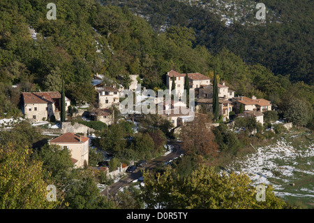 La prima spolverata di neve presagisce l insorgenza di inverno nel piccolo borgo collinare di Lozeron, sul bordo del Vercors. La Drôme, nelle zone rurali della Francia. Foto Stock