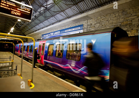 Benvenuti ai laghi - Oxenholme stazione ferroviaria prima Transpennine Express train e carrozza ferroviaria Foto Stock