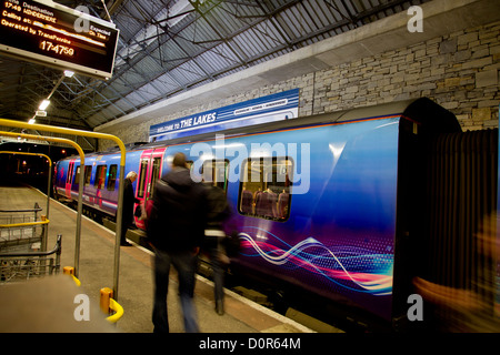 Benvenuti ai laghi - Oxenholme stazione ferroviaria prima Transpennine Express train e carrozza ferroviaria Foto Stock