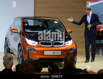 Nov 28,2012. Los Angeles CA. Adrian van Hooydonk, Senior Vice President di BMW Group design con il nuovo i8 e i3 concept car display durante il 2012 Los Angeles Auto Show presso il convention center che si apre durante il Nov 30 per Dec 9th. Foto da Gene Blevins/LA Daily News/ZUMAPRESS (credito Immagine: © Gene Blevins/ZUMAPRESS.com) Foto Stock