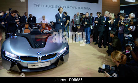 Nov 28,2012. Los Angeles CA. Adrian van Hooydonk, Senior Vice President di BMW Group design con il nuovo i8 e i3 concept car display durante il 2012 Los Angeles Auto Show presso il convention center che si apre durante il Nov 30 per Dec 9th. Foto da Gene Blevins/LA Daily News/ZUMAPRESS (credito Immagine: © Gene Blevins/ZUMAPRESS.com) Foto Stock