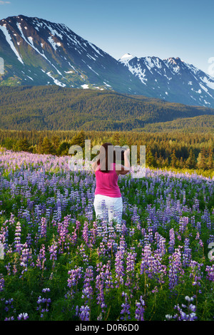 Visitatore di scattare una foto con un ipad, Chugach National Forest, Alaska. (Modello rilasciato) Foto Stock