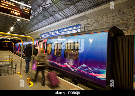 Benvenuti ai laghi - Oxenholme stazione ferroviaria prima Transpennine Express train e carrozza ferroviaria Foto Stock