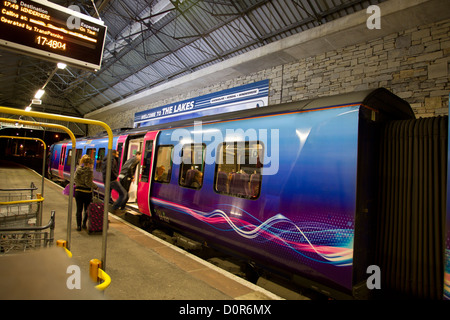 Benvenuti ai laghi - Oxenholme stazione ferroviaria prima Transpennine Express train e carrozza ferroviaria Foto Stock