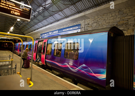 Benvenuti ai laghi - Oxenholme stazione ferroviaria prima Transpennine Express train e carrozza ferroviaria Foto Stock