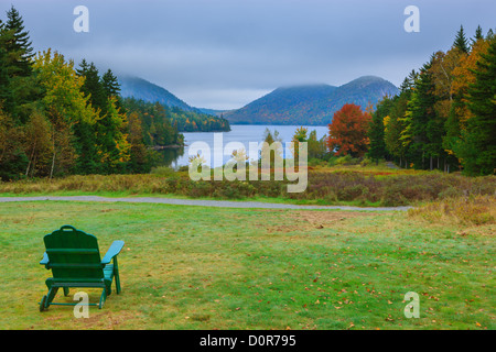 Affacciato su Jordan Pond in Autunno colori nel Parco Nazionale di Acadia, Maine, Stati Uniti d'America. Foto Stock