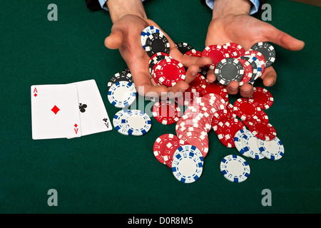 Giocatore con carte e chips. Foto Stock