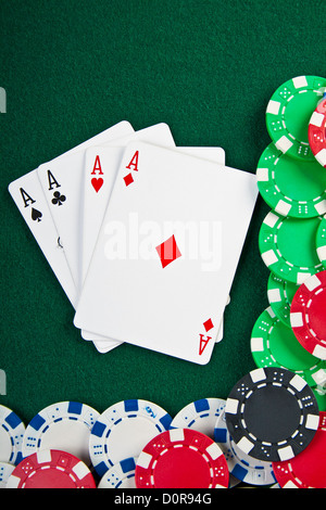 Chip e carte per il poker. Foto Stock