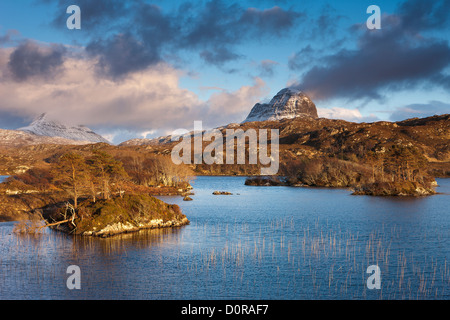 Loch Druim Suardalain con Mts Canisp & Suilven spolverato di neve Sutherland, Scozia Foto Stock
