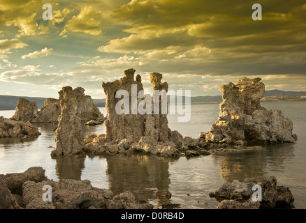 Vivid Tramonto sul lago Mono Foto Stock